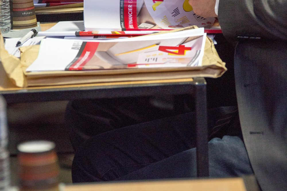 un administrateur consulte le rapport financier de l'ANFH