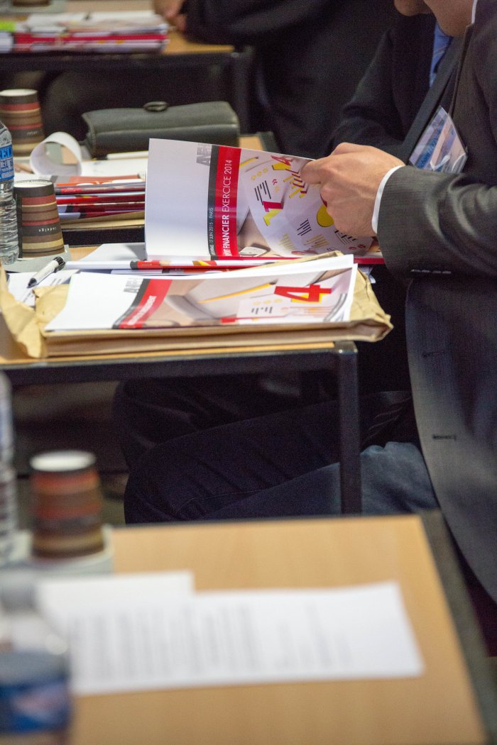 un administrateur consulte le rapport financier de l'ANFH